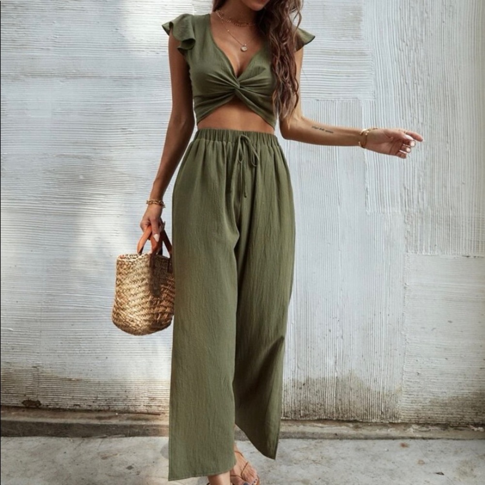 Adorable two piece outfit. Perfect for summer!